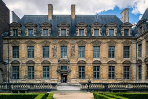 Stunning baroque building facade in Paris with intricate stonework and historic charm.